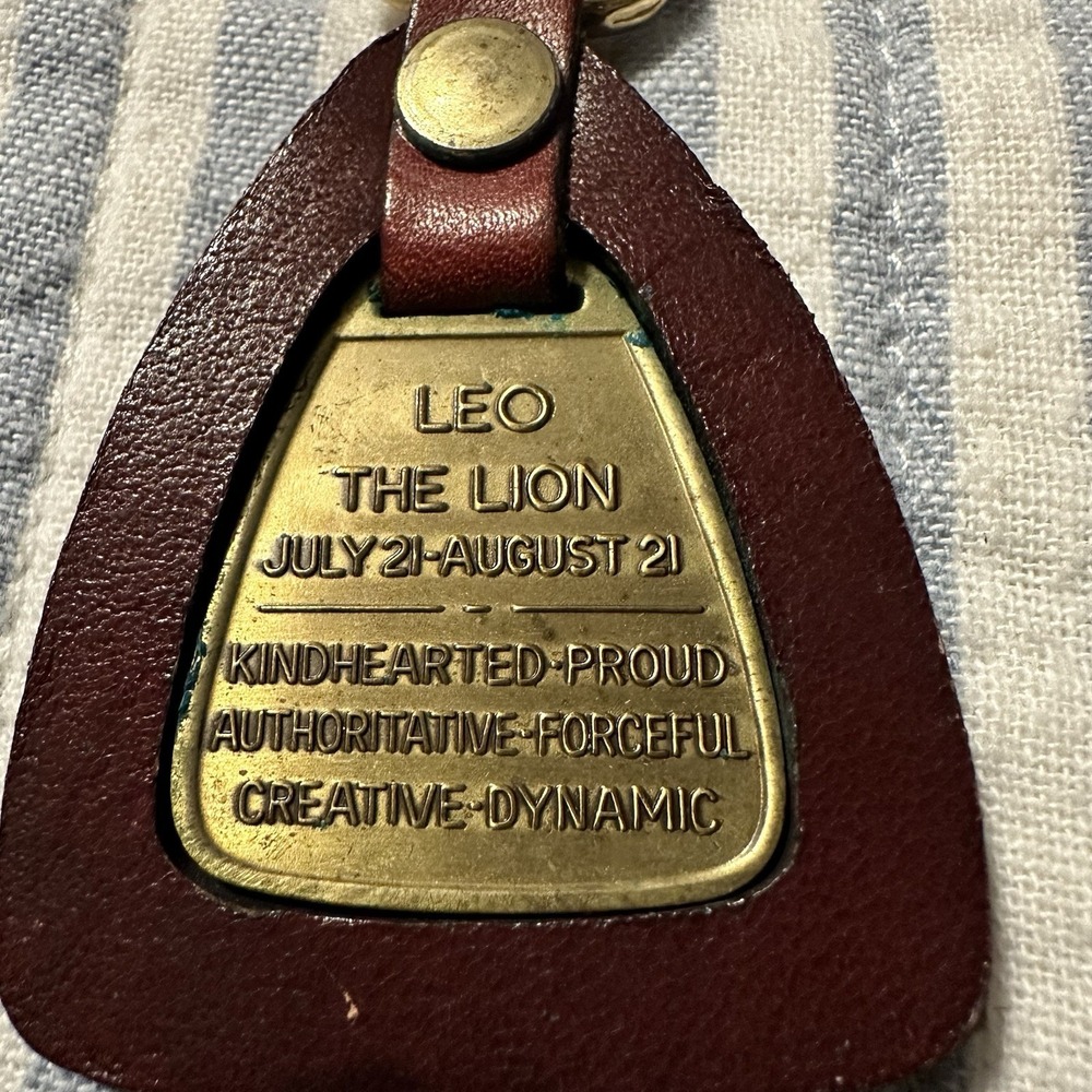 Vintage Leo Zodiac Keychain Burgundy Leather Brass Lion Astrology Key Ring Gold - Picture 3 of 4